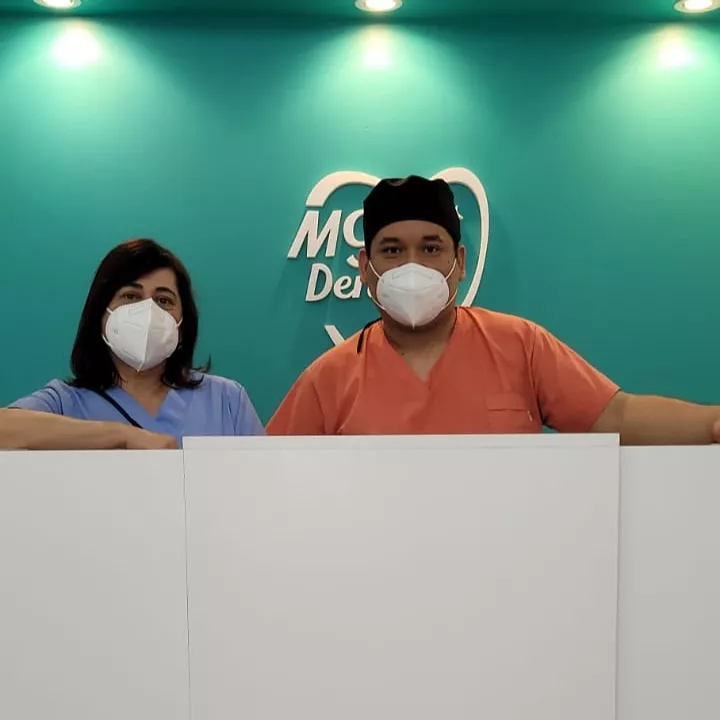 Equipo de MG Dental en el consultorio de Almagro